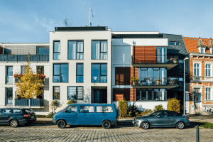 Zwei Häuserfronten in der Steinbeckervorstadt mit parkenden Autos davor