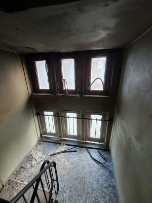 Blick in das Treppenhaus nach Wohnungsbrand in der Ernsthofer Wende mit zersprungenen Fenstern