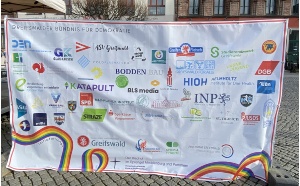 Greifswalder Bündnis für Demokratie Banner für Kundgebung 25.2.2024