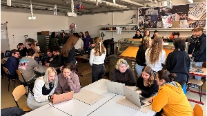 Schülerinnen und Schüler der Medien- und Informatikschule beim Austausch zur Ausstellung