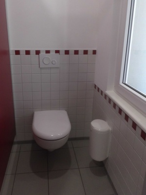 Die sanierten Toiletten in der Weinert-GS präsentieren sich modern und farbig
