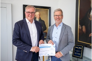 Dr. Thomas Bone-Winkel & OB Dr. Stefan Fassbinder mit dem Award für das Projekt Biosavety (11)