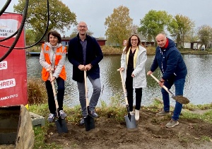 Elke Siekmeier (Abwasserwerk), Frank Müller (TVS), Bausenatorin Jeannette von Busse, Frank Raddatz (TVS) beim Spatenstich Straße An den Wurthen