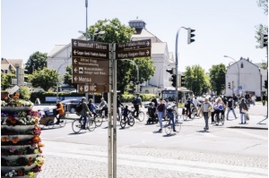Radfahrer überqueren die Europakreuzung