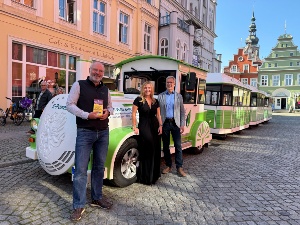 Maik Wittenbecher, Katrin Kaufmann Fontana Rosa und Dr. Stefan Fassbinder vor dem neuen GREIF-EXPRESS