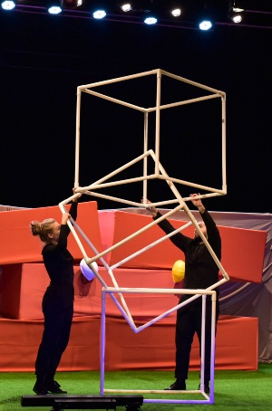 Zwei Künstler von GotiKlein jonglieren auf der Bühne mit Backsteinelementen