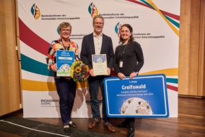 Greifswald_03_Copyright Marcus Gloger © Marcus Gloger Anke Krüger, OB Dr. Stefan Fassbinder & Teresa Martinez mit dem 1. Preis im Wettbewerb Kommune bewegt Welt
