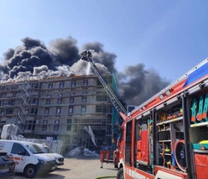 Greifswalder Feuerwehr löscht Brand auf Dach eines Rohbaus in der Hafenstraße