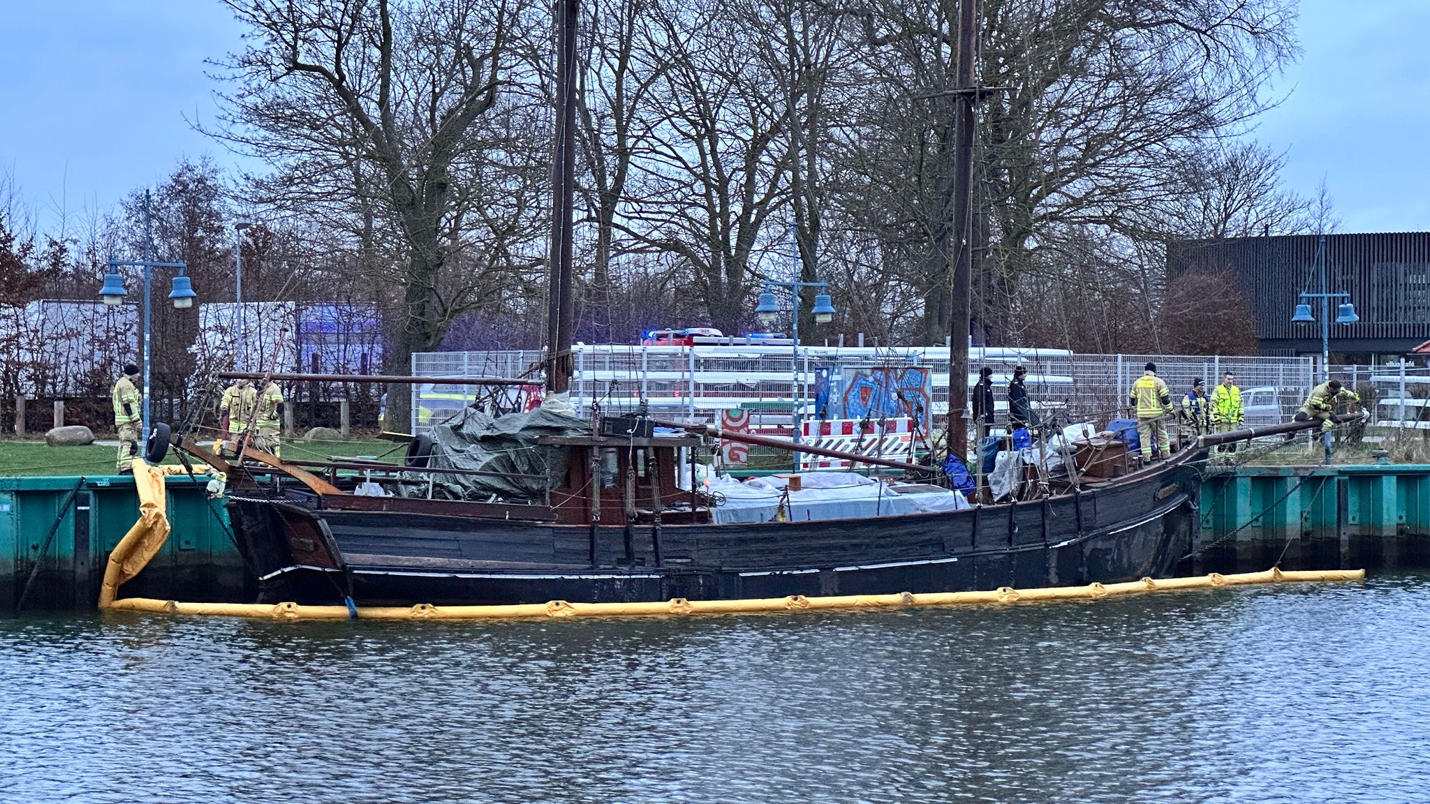 /export/sites/hgw/de/.galleries/Pressestelle-Pressemitteilungen/Pressemitteilungen-2024/Greifswalder-Feuerwehr-legt-vorsorglich-Oelsperre-um-gesunkenes-Schiff-im-Ryck-Foto-Andre-Gschweng-3.JPG