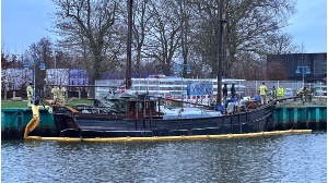 Greifswalder Feuerwehr legt vorsorglich Ölsperren um gesunkenes Schiff im Ryck