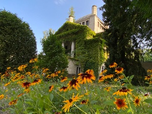 Krematorium auf dem Neuen Friedhof mit einem Blumenbeet im Vordergurnd