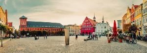 Blick über den Greifswalder Marktplatz auf das Stadthaus und das Rathaus