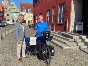Oliver Treleberg, genannt "Oli", trifft Greifswalds Oberbürgermeister Dr. Stefan Fassbinder vor dem Rathaus