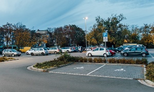 Parkplatz_Greifswald_Okt2022(WallyPruss)_3_ganzes_Bild © Wally Pruß parkende Autos auf dem Parkplatz am Nexö-Platz