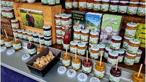 Gläser und Flaschen auf einem Marktstand zum Regionalmarkt