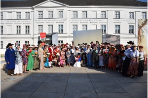 eine große kostümierte Menschengruppe aus sechs Partnerstädten vor dem Pommerschen Landesmuseum