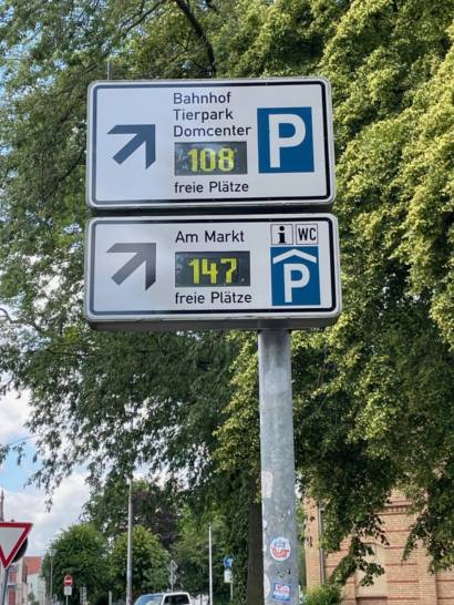 neue Reflexionsfolien fr die Schilder des Parkleitsystems in Greifswald Foto GPG