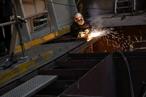 Ein Schweißer bei der Arbeit am Hauptdeck