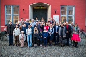 Ein Teil der neu Eingebürgerten traf sich zum Gruppenfoto auf der Rathaustreppe