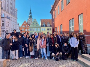 Gruppenfoto griechischer Schüler aus Samos und Schüler des Humboldt-Gymnasiums vor dem Rathaus mit Blick zum Dom