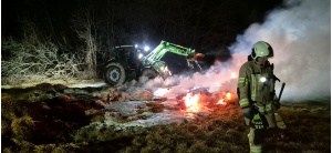 Greifswalder Berufs- und Freiwillige Feuerwehr löscht brennende Strohballen in Eldena