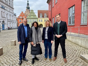 Oberbürgermeister Dr. Stefan Fassbinder, Präsidentin der Bürgerschaft  Prof. Dr. Madeleine Tolani, Anja Rosswinkel und Jonas Dietrich von der Kanzlei der Bürgerschaft, Foto Pressestelle (1)