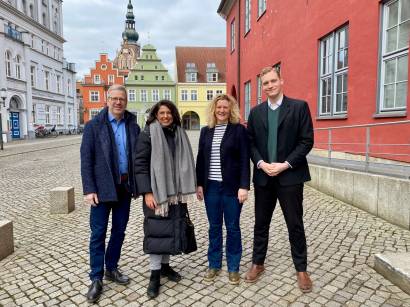 Oberbürgermeister Dr Stefan Fassbinder Prösidentin der Bürgerschaft  Prof Dr Madeleine Tolani Anja Rosswinkel und Jonas Dietrich von der Kanzlei der Bürgerschaft Foto Pressestelle 1