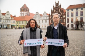 Prof. Madeleine Tolani & Dr. Stefan Fassbinder mit Schriftzug WeRemember