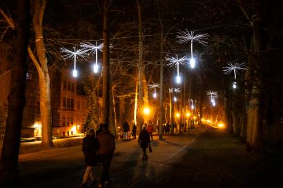 Shining Light Lichtkunstfestival  Leuchtende Pusteblumen auf den Greifswalder Wallanlagen c Andre Gschweng