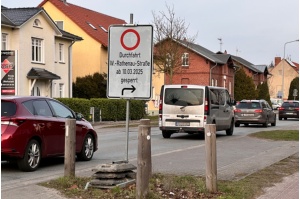 Verkehrsschild an der Wolgaster Straße zur Sperrung der Walther-Rathenau-Straße ab 10.03.2025