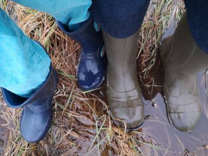 kleine und große Gummistiefel im Moor Foto Annie Wojatschke