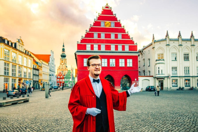 Stadtführer vor dem Rathaus © Wally Pruß Im Talar gewandeter Stadtführer vor dem Rathaus
